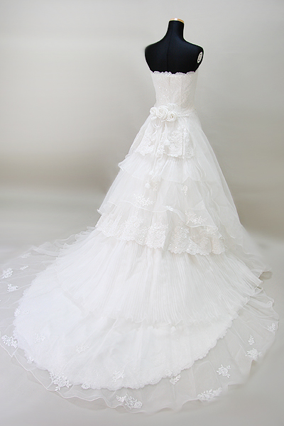 ワタベウェディング Ess 187 の定番人気のビスチェタイプのウエディングドレス ドレスブティック彩華